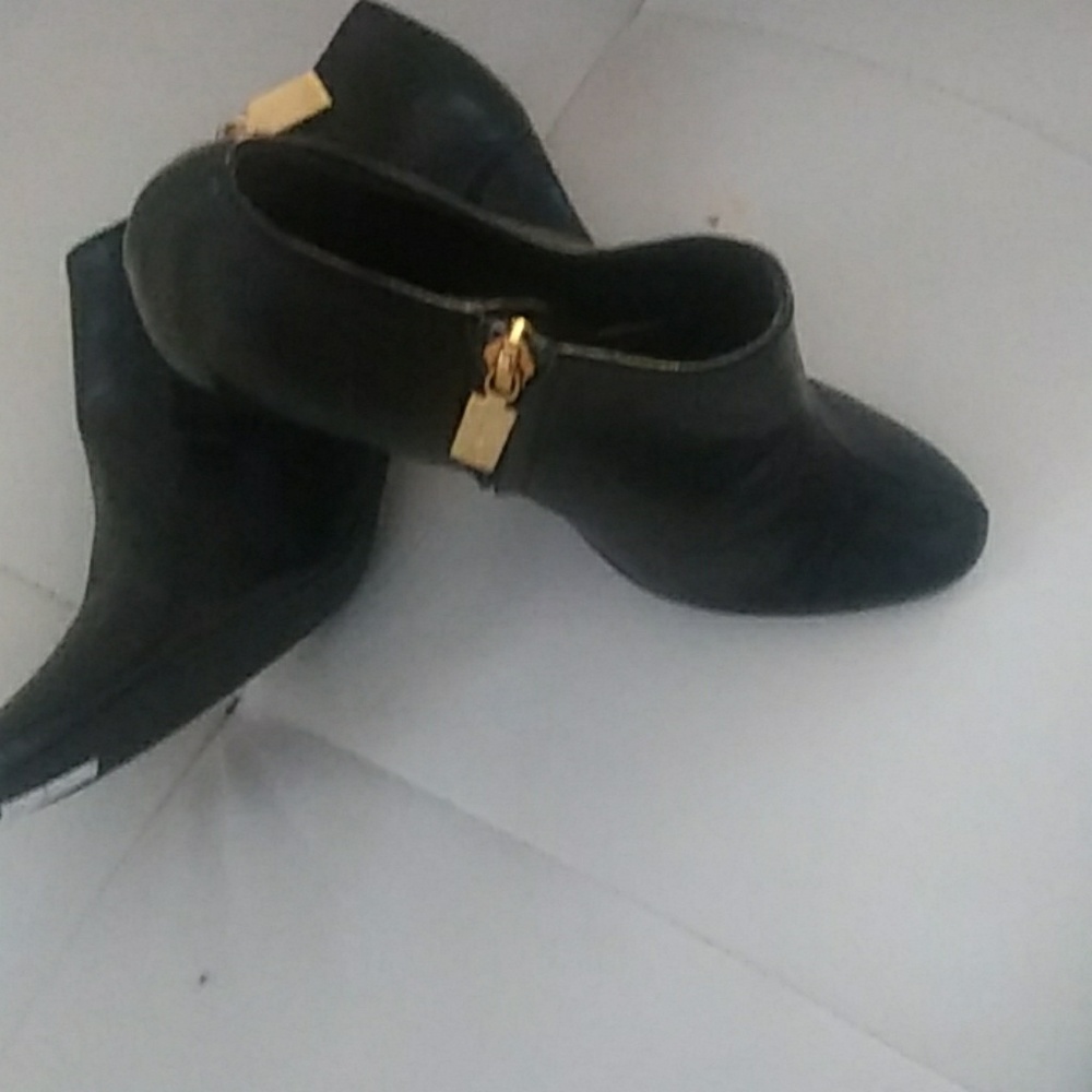 Shoes - Picture 2 of 3